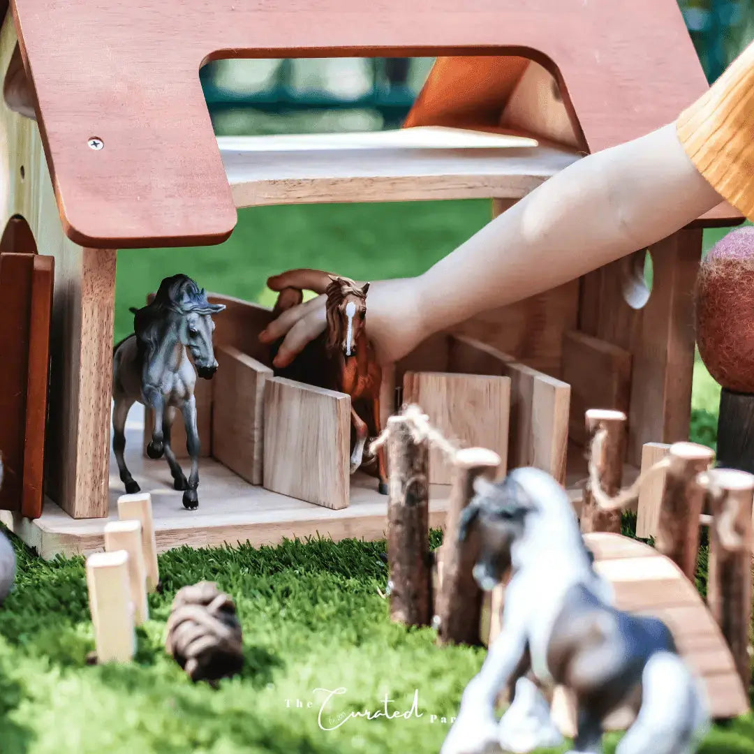 Qtoys // Wooden Horse Stable QToys