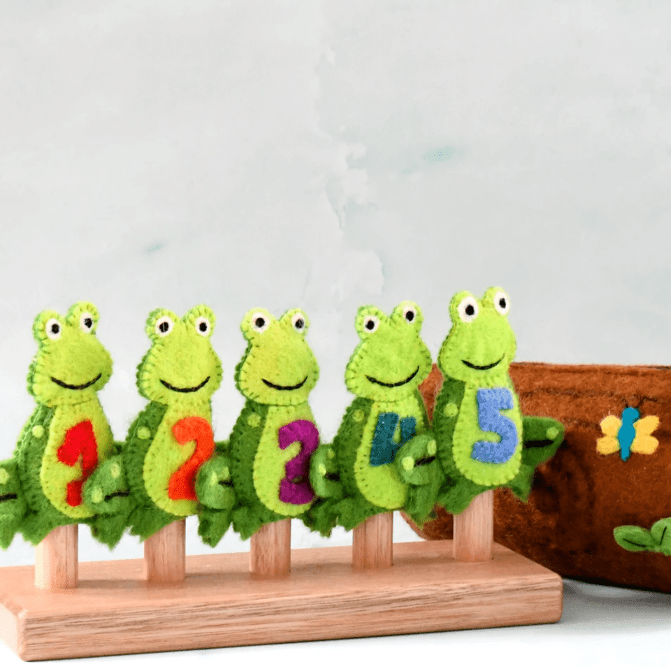 The Curated Parcel - Felt Finger Puppet -5 Little Speckled Frogs With Log Bag 